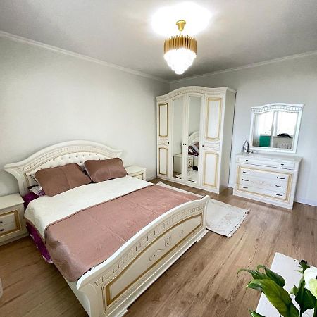 Apartment In Almaty Esterno foto