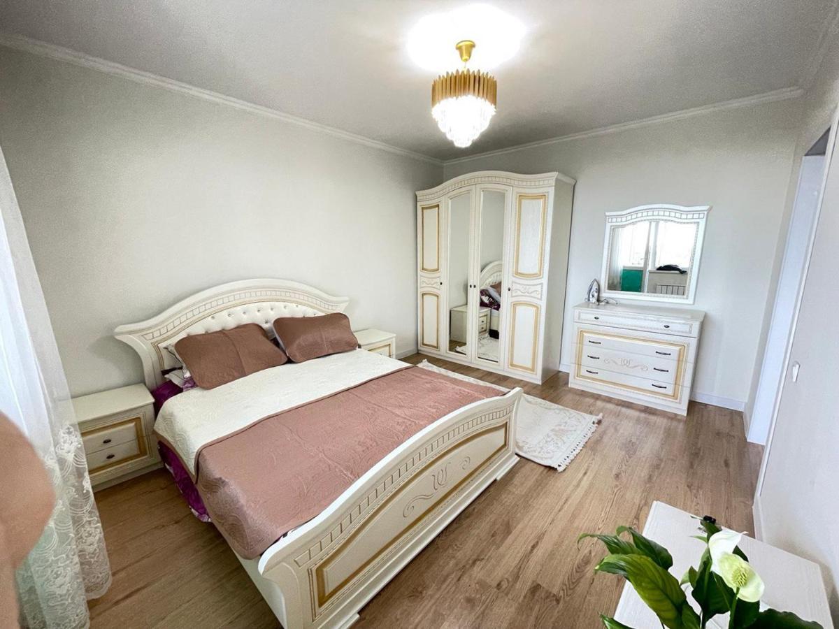 Apartment In Almaty Esterno foto